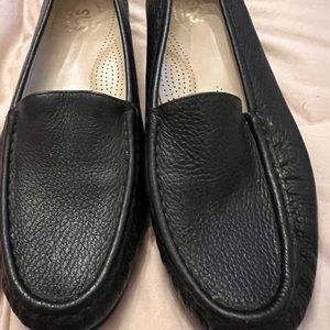 SAS ladies loafer style flats size 9W